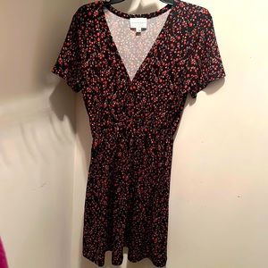 Cute French Grey dress, size large. Stylish fit with a sexy v-neck.